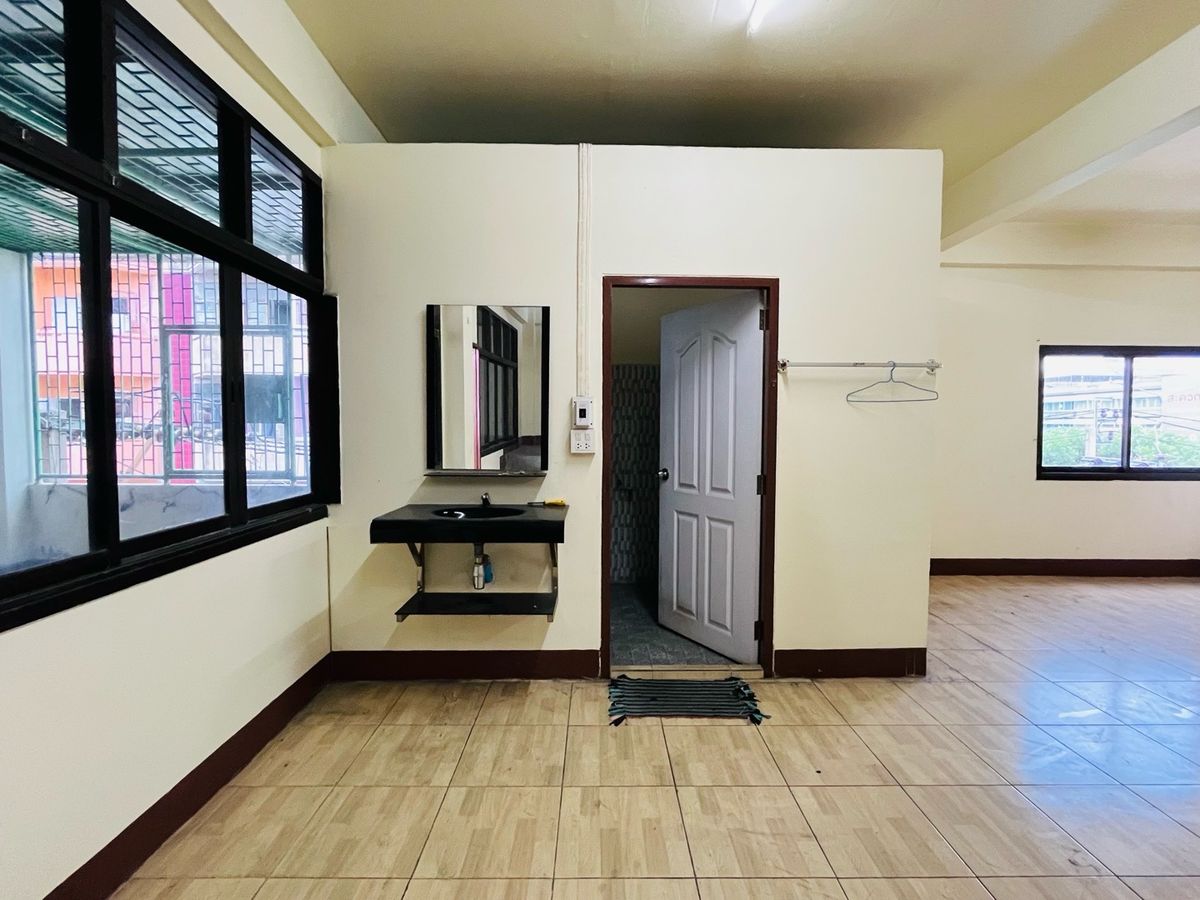 For RentShop HouseBang kae, Phetkasem : Rent a commercial building next to the main road 3+1 inbound room, Pak Soi Petchkasem 116/5, there is a parking lot. There are 1 room next to the alley, a total of 1,100 square meters.