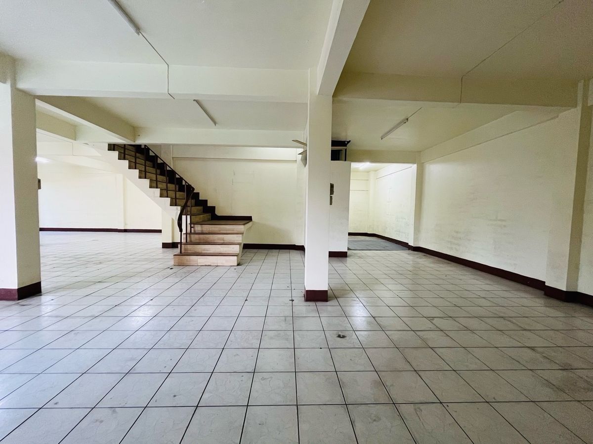 For RentShop HouseBang kae, Phetkasem : Rent a commercial building next to the main road 3+1 inbound room, Pak Soi Petchkasem 116/5, there is a parking lot. There are 1 room next to the alley, a total of 1,100 square meters.