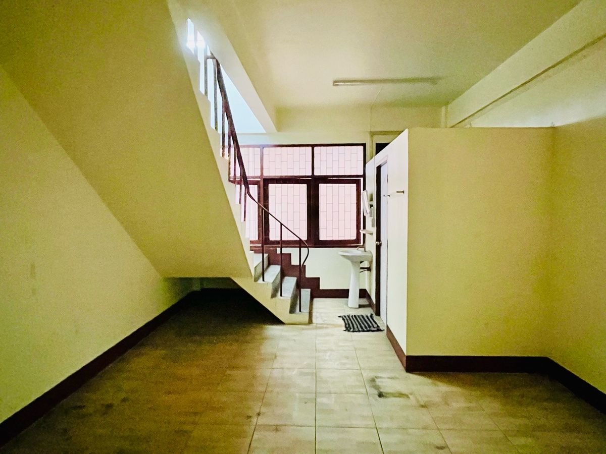 For RentShop HouseBang kae, Phetkasem : Rent a commercial building next to the main road 3+1 inbound room, Pak Soi Petchkasem 116/5, there is a parking lot. There are 1 room next to the alley, a total of 1,100 square meters.