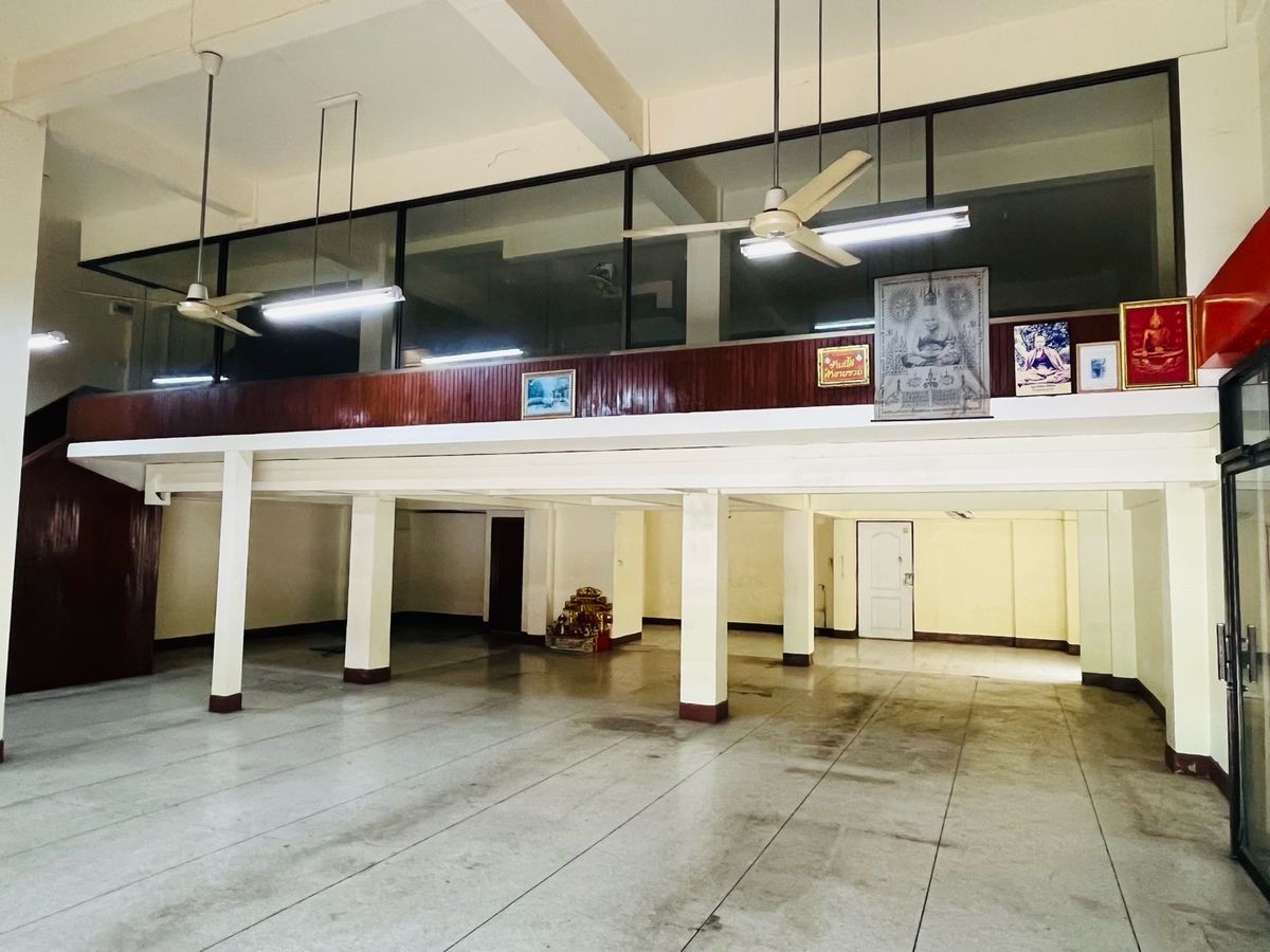 For RentShop HouseBang kae, Phetkasem : Rent a commercial building next to the main road 3+1 inbound room, Pak Soi Petchkasem 116/5, there is a parking lot. There are 1 room next to the alley, a total of 1,100 square meters.