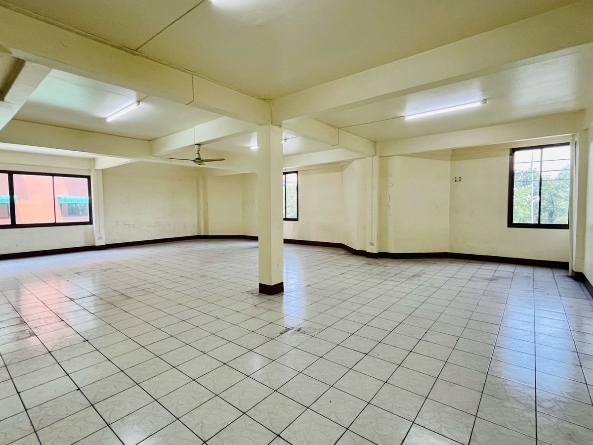 For RentShop HouseBang kae, Phetkasem : Rent a commercial building next to the main road 3+1 inbound room, Pak Soi Petchkasem 116/5, there is a parking lot. There are 1 room next to the alley, a total of 1,100 square meters.