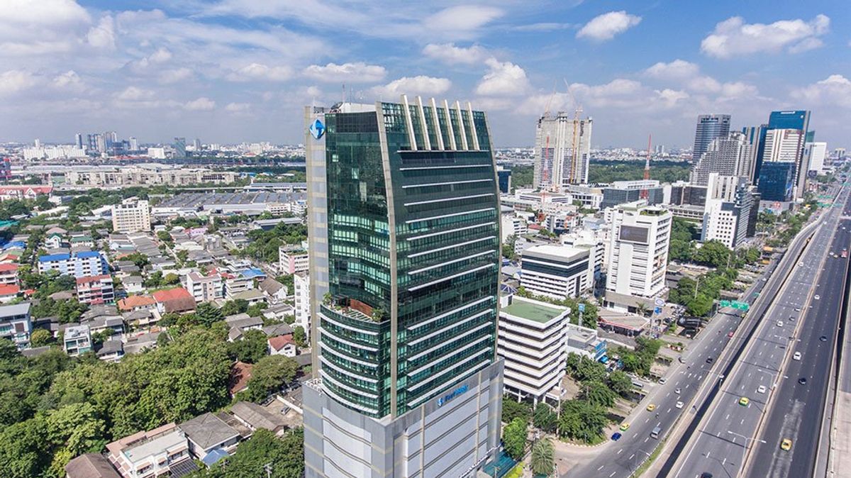 For RentOfficeSapankwai,Jatujak : East Water Building | Grade A office for rent on Vibhavadi Rangsit Road, near Si Rat Expressway and Don Mueang Tollway, Bangkok, Thailand.