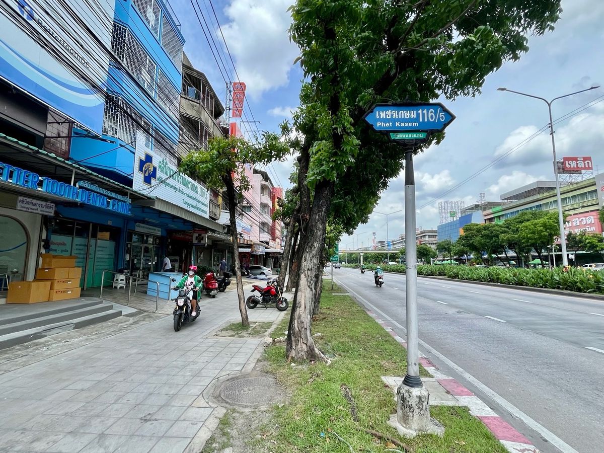 For RentShop HouseBang kae, Phetkasem : Rent a commercial building next to the main road 3+1 inbound room, Pak Soi Petchkasem 116/5, there is a parking lot. There are 1 room next to the alley, a total of 1,100 square meters.