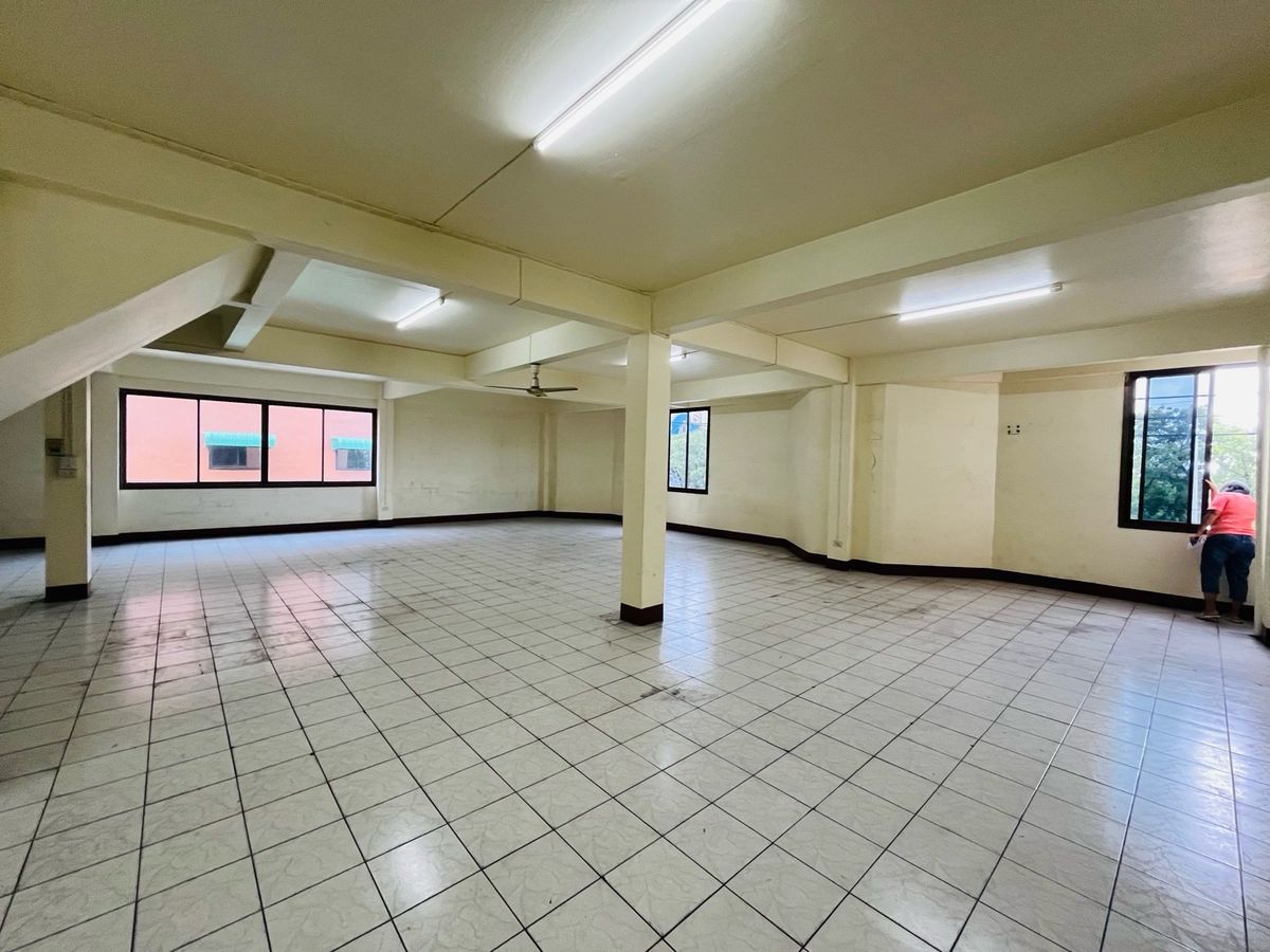 For RentShop HouseBang kae, Phetkasem : Rent a commercial building next to the main road 3+1 inbound room, Pak Soi Petchkasem 116/5, there is a parking lot. There are 1 room next to the alley, a total of 1,100 square meters.