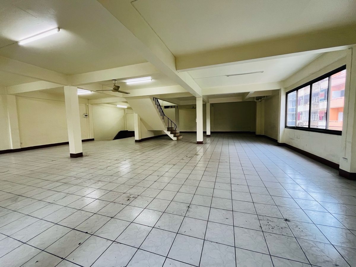 For RentShop HouseBang kae, Phetkasem : Rent a commercial building next to the main road 3+1 inbound room, Pak Soi Petchkasem 116/5, there is a parking lot. There are 1 room next to the alley, a total of 1,100 square meters.