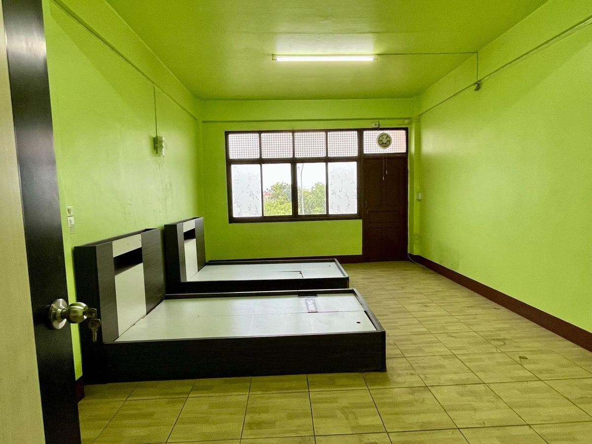 For RentShop HouseBang kae, Phetkasem : Rent a commercial building next to the main road 3+1 inbound room, Pak Soi Petchkasem 116/5, there is a parking lot. There are 1 room next to the alley, a total of 1,100 square meters.