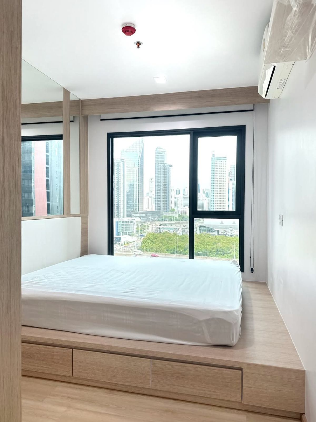 ให้เช่าคอนโดพระราม 9 เพชรบุรีตัดใหม่ RCA : 42,000 BHT/Month Life Asoke-Rama 9, 2 Bedrooms