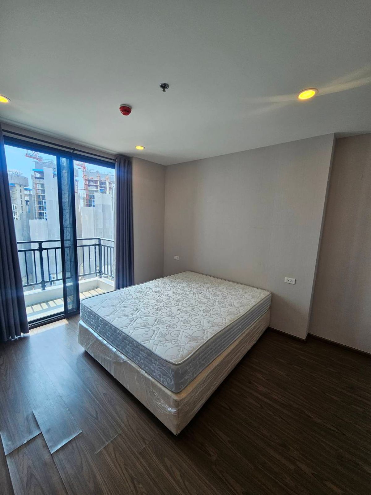 For RentCondoRatchadapisek, Huaikwang, Suttisan : Rent a condo Artisan Ratchada. Combine room (special large) has 2 parking spaces.