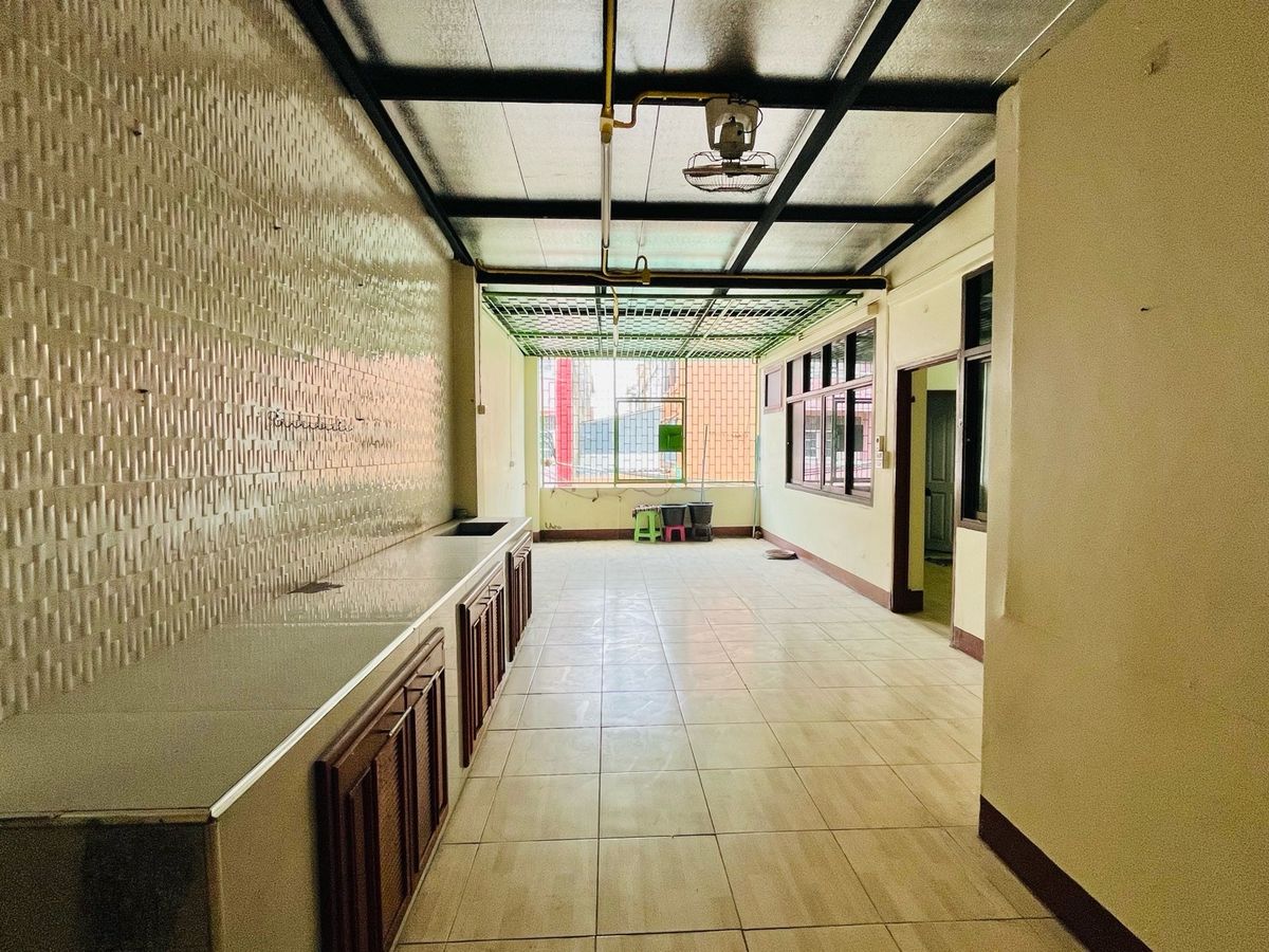 For RentShop HouseBang kae, Phetkasem : Rent a commercial building next to the main road 3+1 inbound room, Pak Soi Petchkasem 116/5, there is a parking lot. There are 1 room next to the alley, a total of 1,100 square meters.