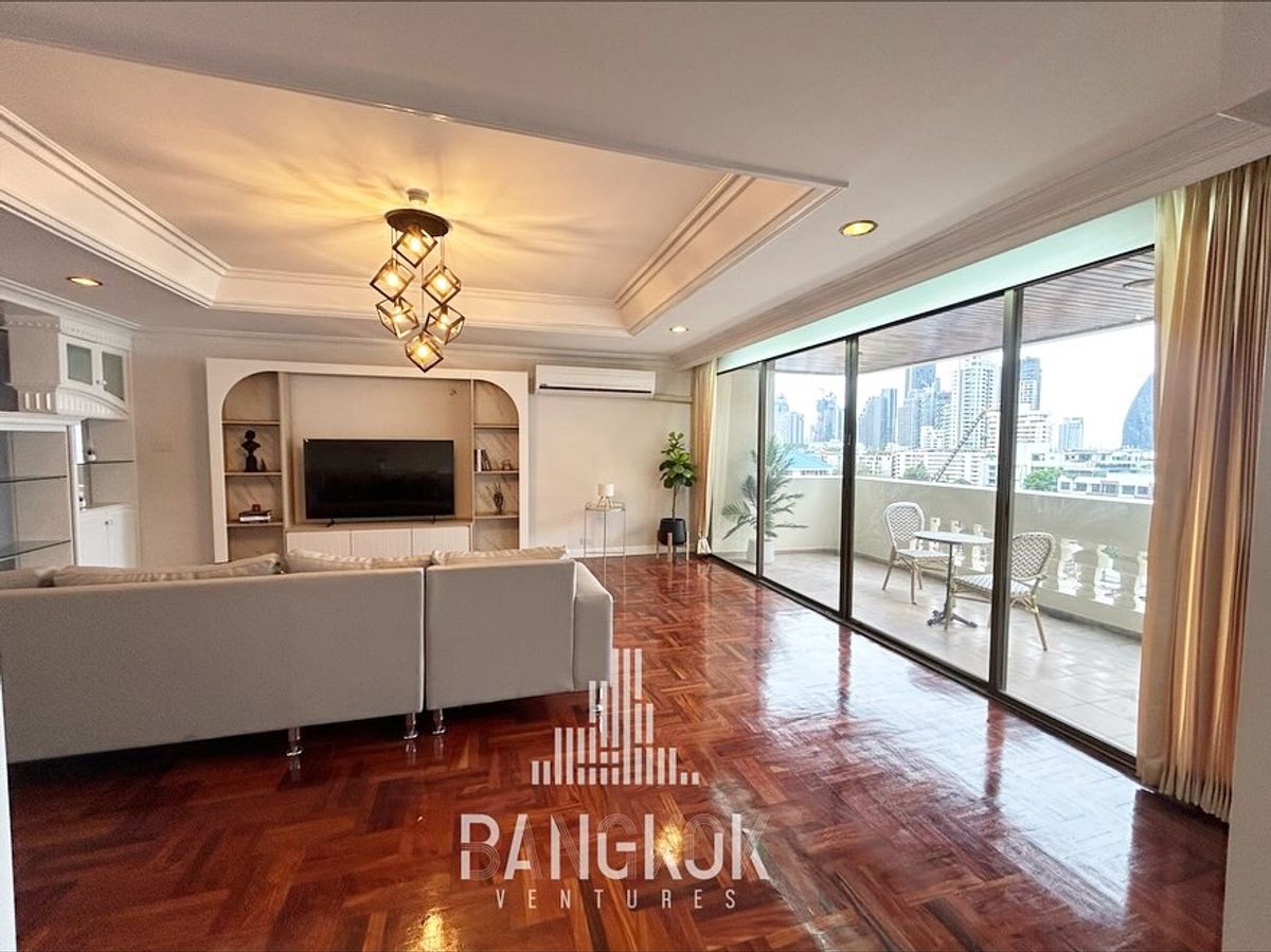 For RentSukhumvit, Asoke, Thonglor : Large Pet-Friendly 3BR 290SQM with a big terrace in Phrompong 🏠