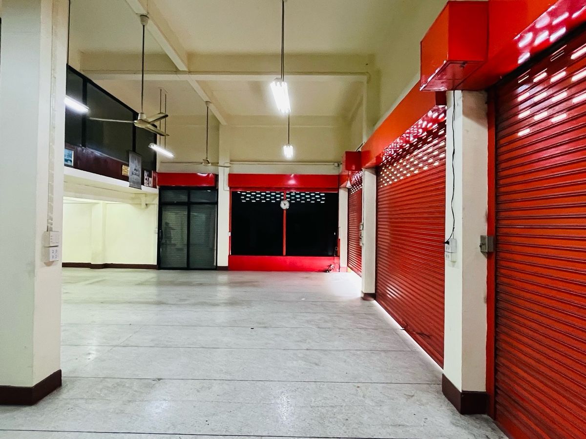 For RentShop HouseBang kae, Phetkasem : Rent a commercial building next to the main road 3+1 inbound room, Pak Soi Petchkasem 116/5, there is a parking lot. There are 1 room next to the alley, a total of 1,100 square meters.