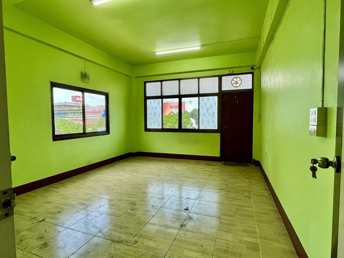 For RentShop HouseBang kae, Phetkasem : Rent a commercial building next to the main road 3+1 inbound room, Pak Soi Petchkasem 116/5, there is a parking lot. There are 1 room next to the alley, a total of 1,100 square meters.