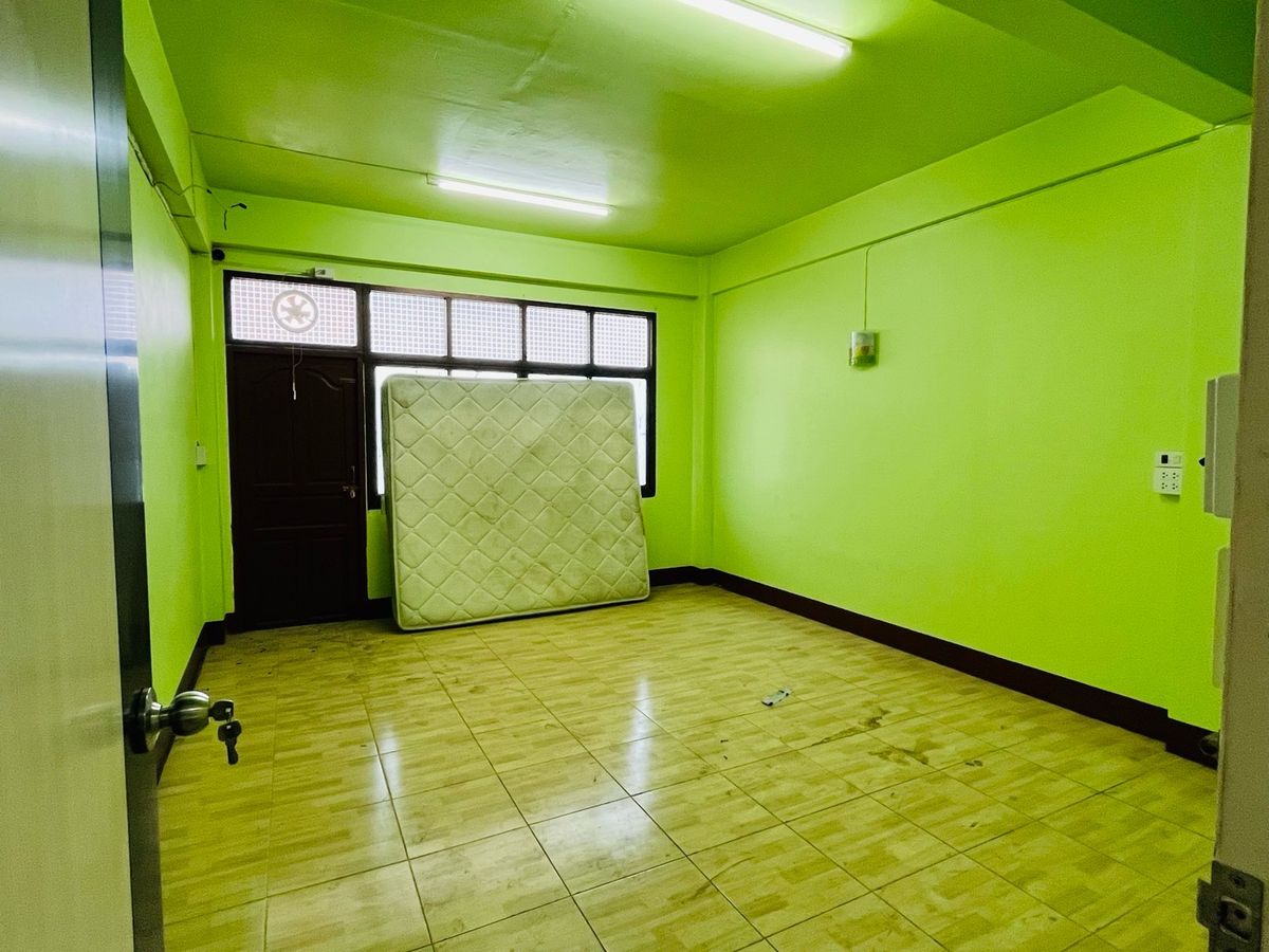 For RentShop HouseBang kae, Phetkasem : Rent a commercial building next to the main road 3+1 inbound room, Pak Soi Petchkasem 116/5, there is a parking lot. There are 1 room next to the alley, a total of 1,100 square meters.