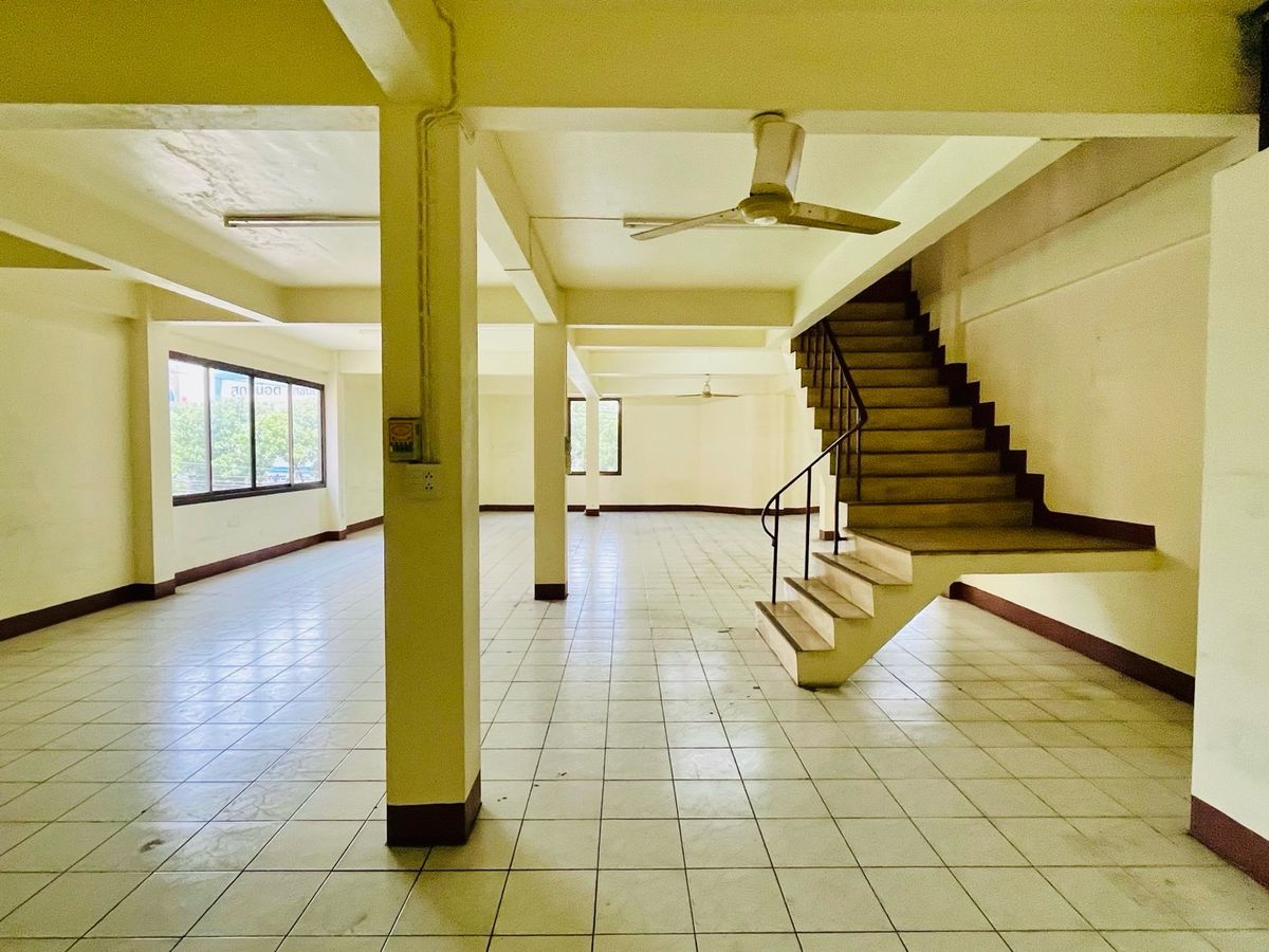 For RentShop HouseBang kae, Phetkasem : Rent a commercial building next to the main road 3+1 inbound room, Pak Soi Petchkasem 116/5, there is a parking lot. There are 1 room next to the alley, a total of 1,100 square meters.