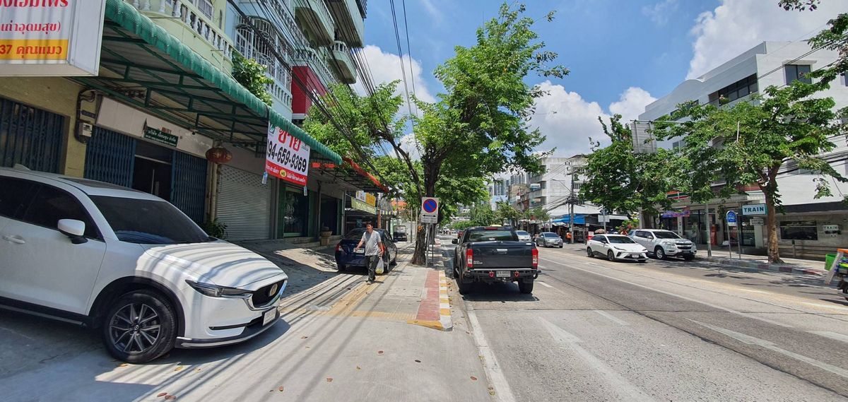 For SaleShop HouseOnnut, Udomsuk : Commercial building for sale-2 booths on Soi Udom Suk, Sukhumvit 103, Bang Na, good location near Bangkok Bank