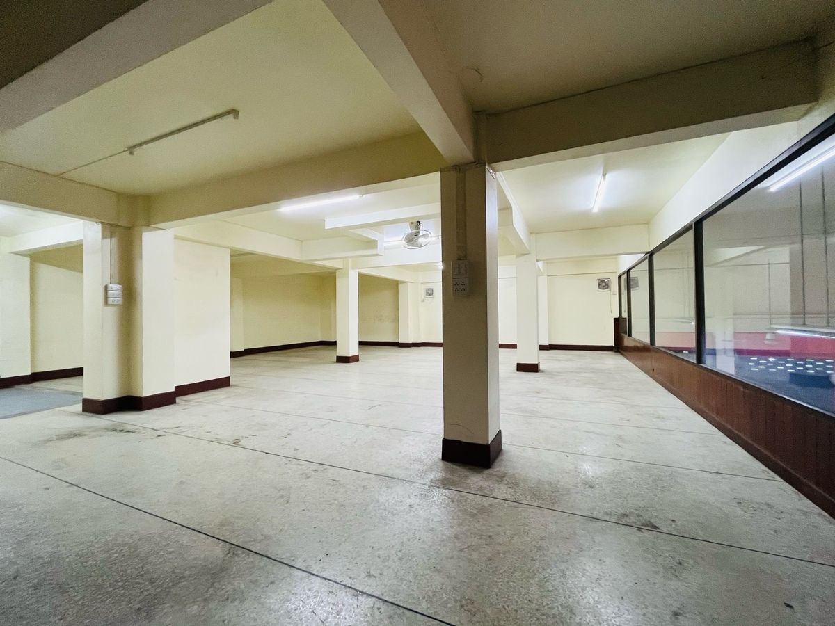 For RentShop HouseBang kae, Phetkasem : Rent a commercial building next to the main road 3+1 inbound room, Pak Soi Petchkasem 116/5, there is a parking lot. There are 1 room next to the alley, a total of 1,100 square meters.