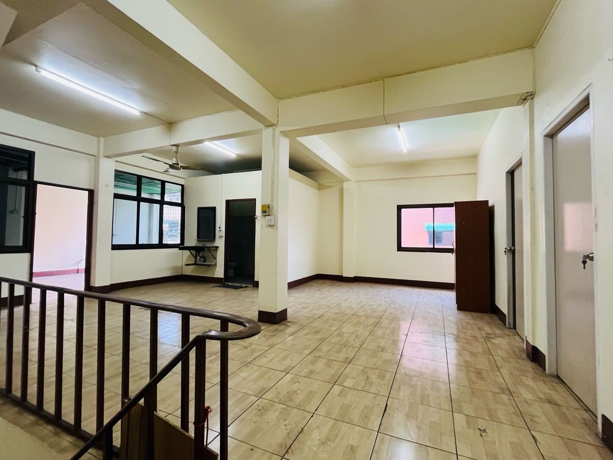For RentShop HouseBang kae, Phetkasem : Rent a commercial building next to the main road 3+1 inbound room, Pak Soi Petchkasem 116/5, there is a parking lot. There are 1 room next to the alley, a total of 1,100 square meters.