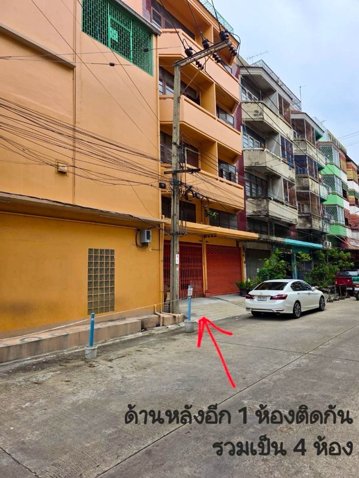 For RentShop HouseBang kae, Phetkasem : Rent a commercial building next to the main road 3+1 inbound room, Pak Soi Petchkasem 116/5, there is a parking lot. There are 1 room next to the alley, a total of 1,100 square meters.