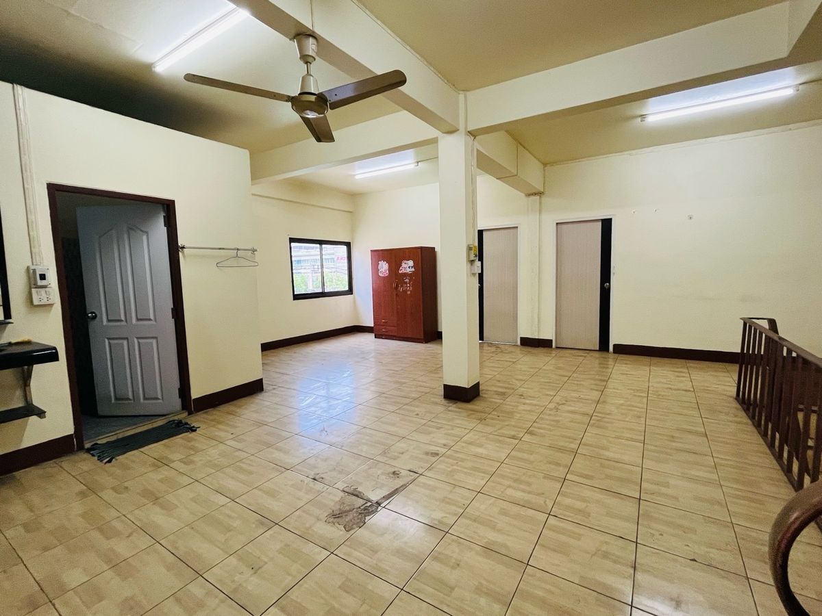 For RentShop HouseBang kae, Phetkasem : Rent a commercial building next to the main road 3+1 inbound room, Pak Soi Petchkasem 116/5, there is a parking lot. There are 1 room next to the alley, a total of 1,100 square meters.