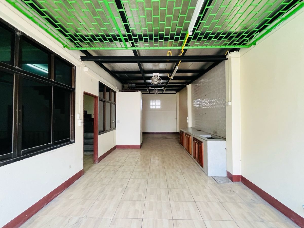 For RentShop HouseBang kae, Phetkasem : Rent a commercial building next to the main road 3+1 inbound room, Pak Soi Petchkasem 116/5, there is a parking lot. There are 1 room next to the alley, a total of 1,100 square meters.