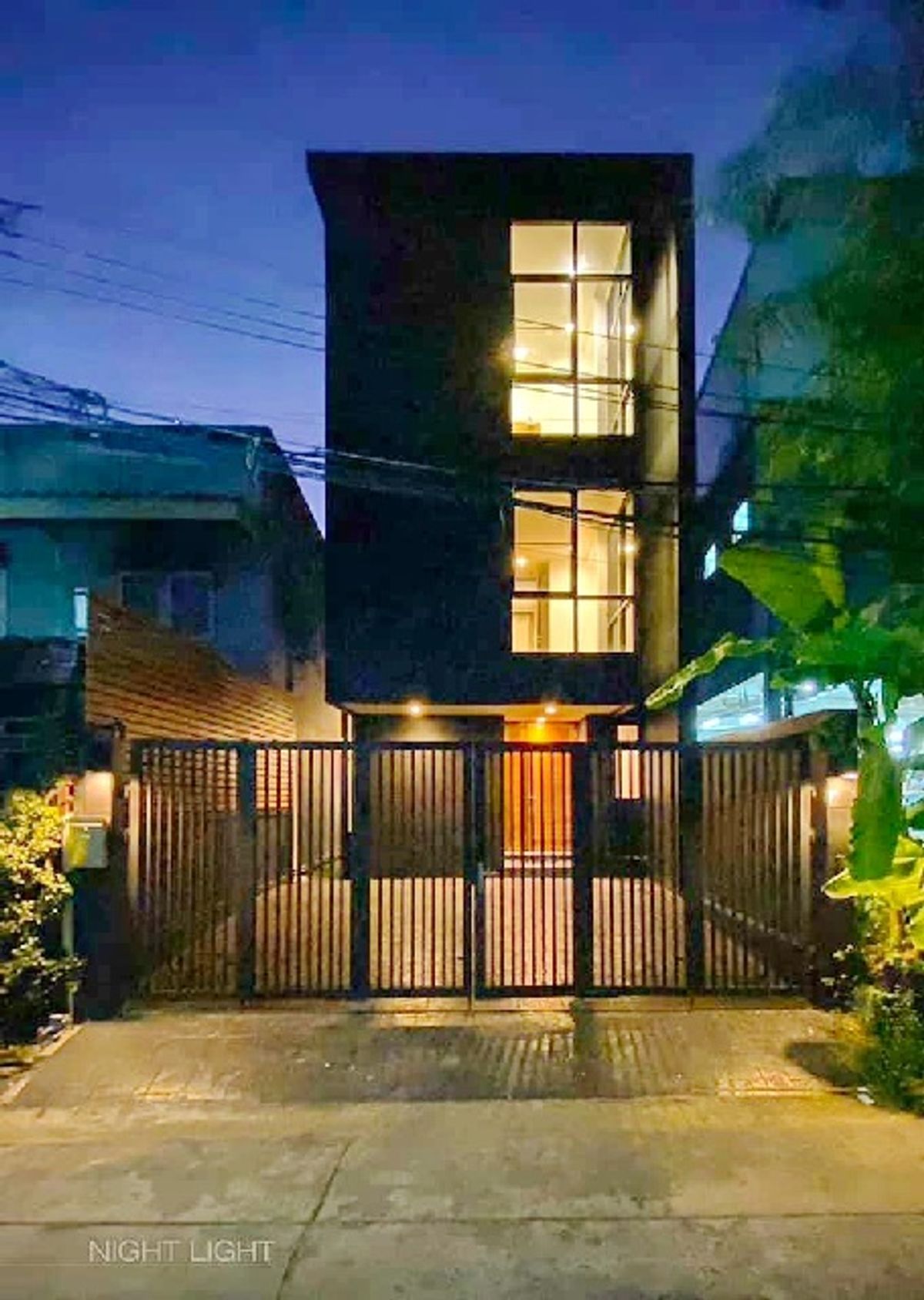 For RentOfficeRatchadapisek, Huaikwang, Suttisan : Luxurious Ratchadaphisek Fortune Town 4.2 km. MRT Sutthisan 1.4 km. Rental 3 -storey office building.