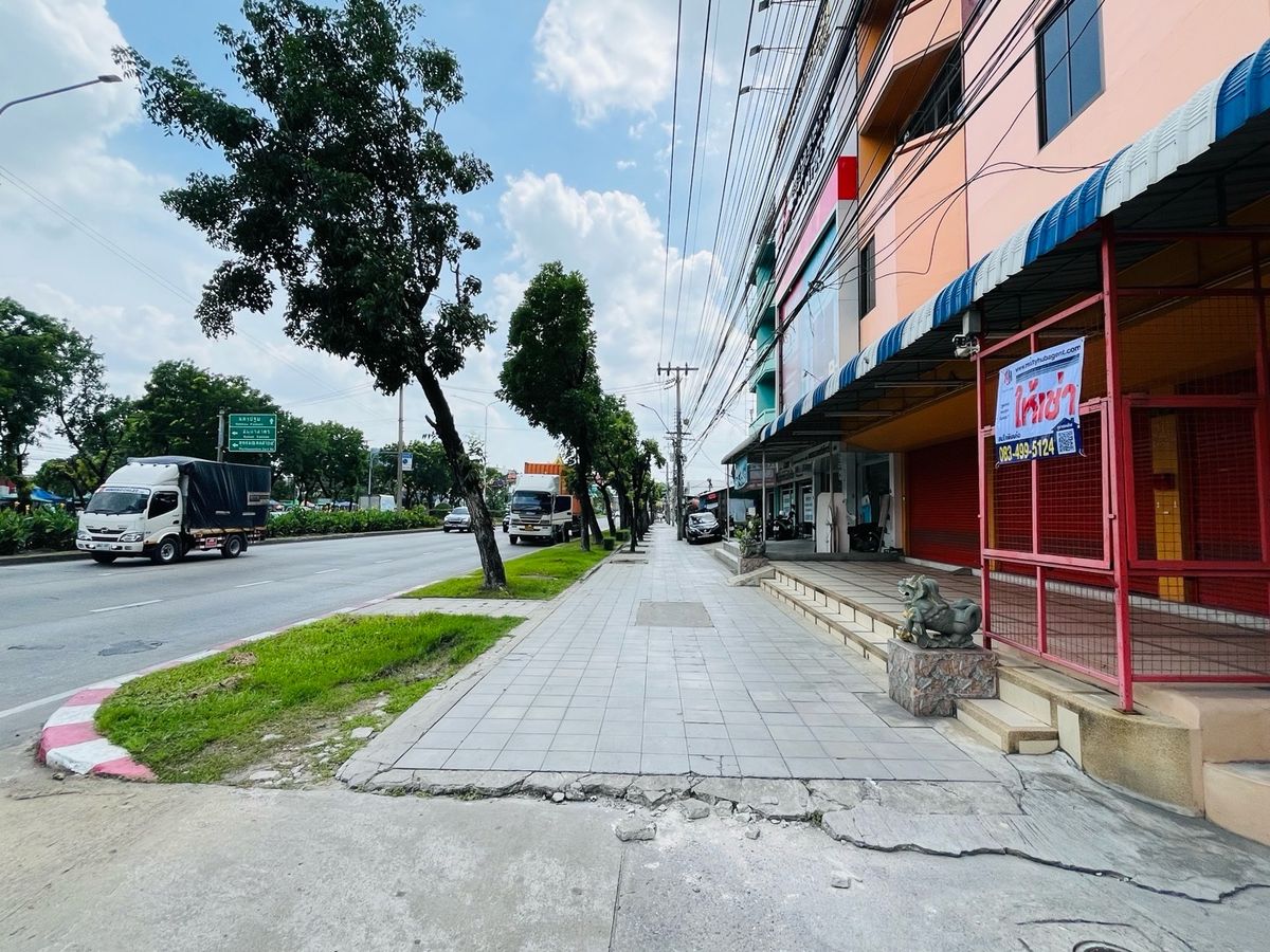 For RentShop HouseBang kae, Phetkasem : Rent a commercial building next to the main road 3+1 inbound room, Pak Soi Petchkasem 116/5, there is a parking lot. There are 1 room next to the alley, a total of 1,100 square meters.
