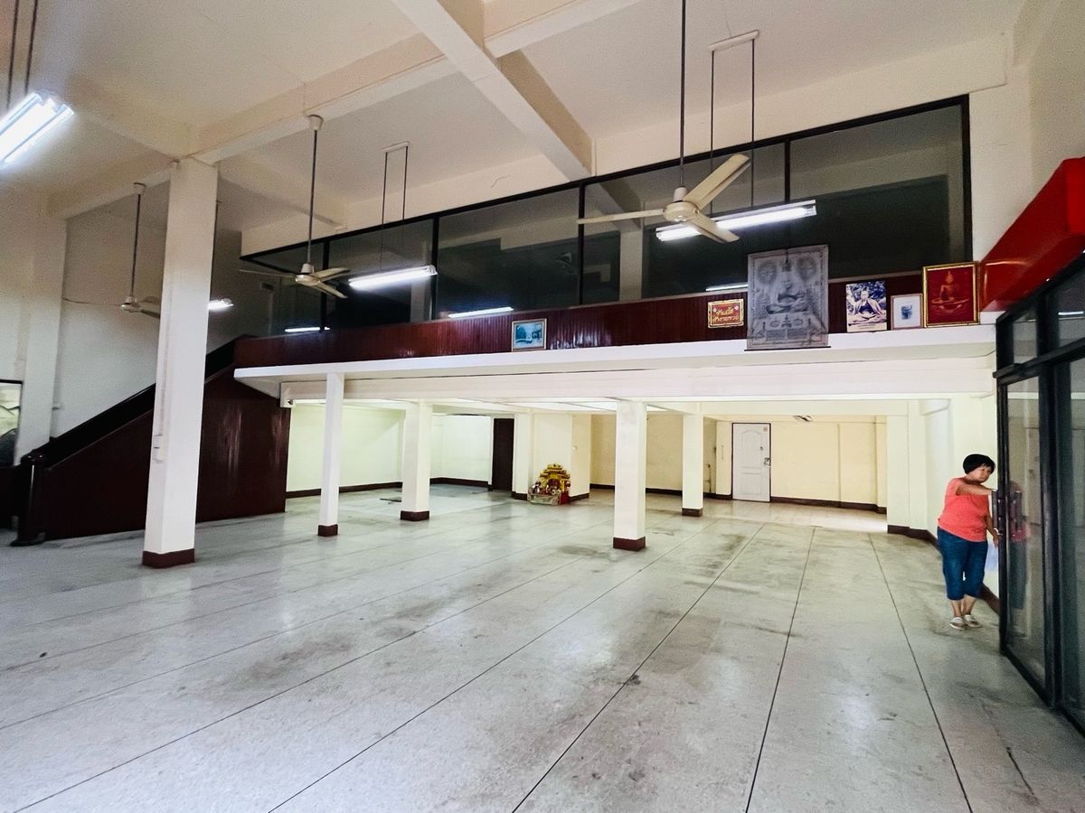 For RentShop HouseBang kae, Phetkasem : Rent a commercial building next to the main road 3+1 inbound room, Pak Soi Petchkasem 116/5, there is a parking lot. There are 1 room next to the alley, a total of 1,100 square meters.