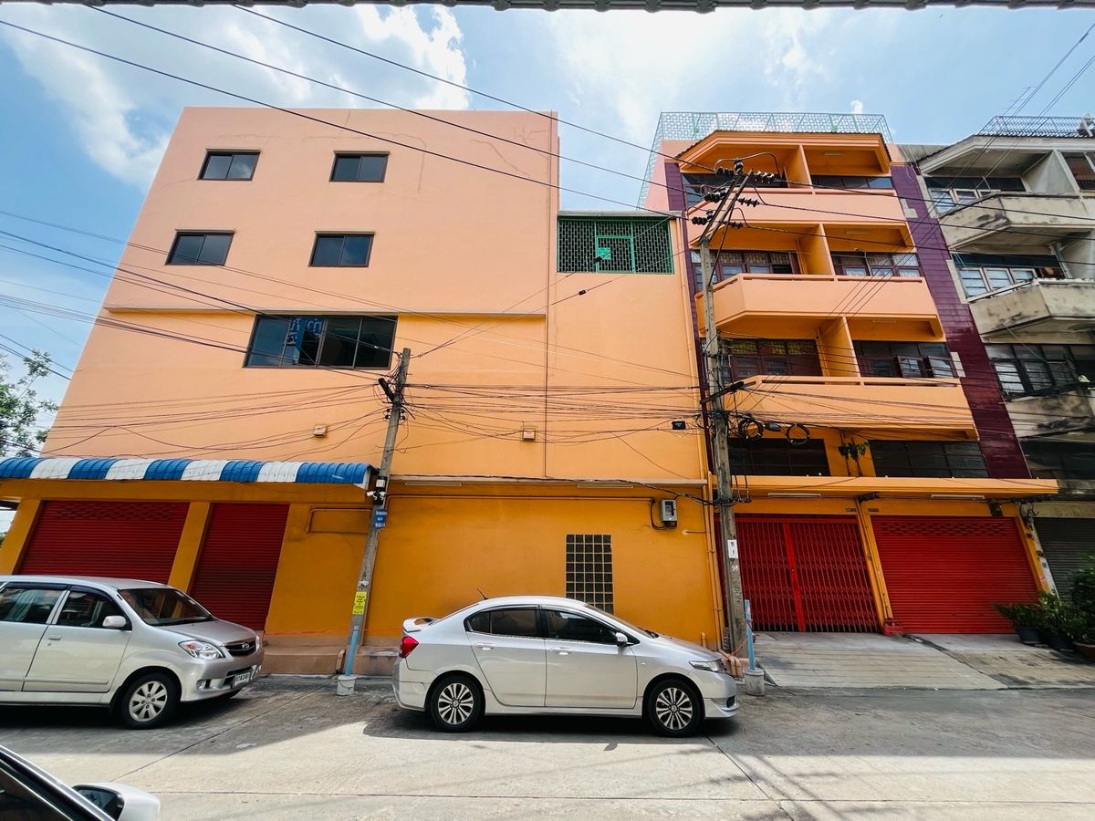 For RentShop HouseBang kae, Phetkasem : Rent a commercial building next to the main road 3+1 inbound room, Pak Soi Petchkasem 116/5, there is a parking lot. There are 1 room next to the alley, a total of 1,100 square meters.