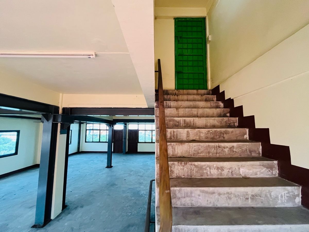 For RentShop HouseBang kae, Phetkasem : Rent a commercial building next to the main road 3+1 inbound room, Pak Soi Petchkasem 116/5, there is a parking lot. There are 1 room next to the alley, a total of 1,100 square meters.