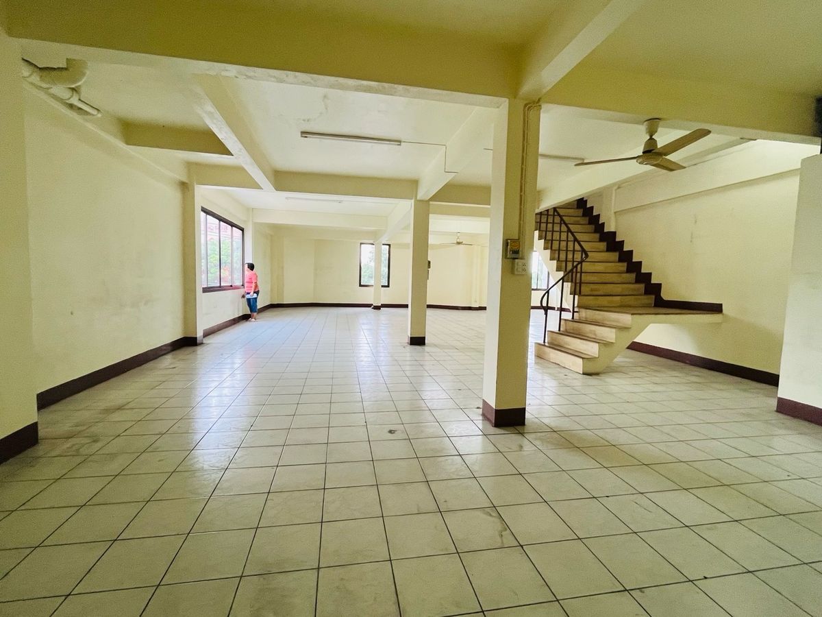 For RentShop HouseBang kae, Phetkasem : Rent a commercial building next to the main road 3+1 inbound room, Pak Soi Petchkasem 116/5, there is a parking lot. There are 1 room next to the alley, a total of 1,100 square meters.
