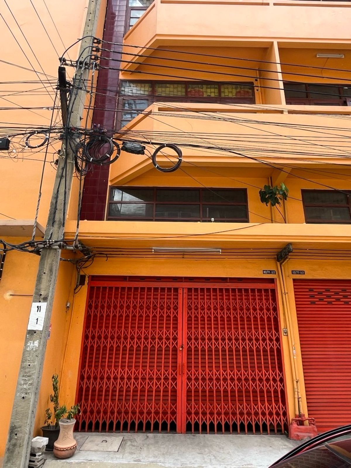 For RentShop HouseBang kae, Phetkasem : Rent a commercial building next to the main road 3+1 inbound room, Pak Soi Petchkasem 116/5, there is a parking lot. There are 1 room next to the alley, a total of 1,100 square meters.
