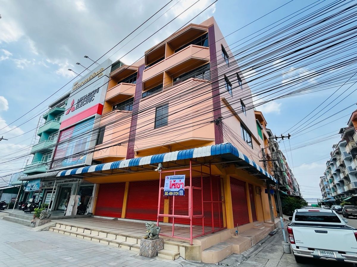 For RentShop HouseBang kae, Phetkasem : Rent a commercial building next to the main road 3+1 inbound room, Pak Soi Petchkasem 116/5, there is a parking lot. There are 1 room next to the alley, a total of 1,100 square meters.
