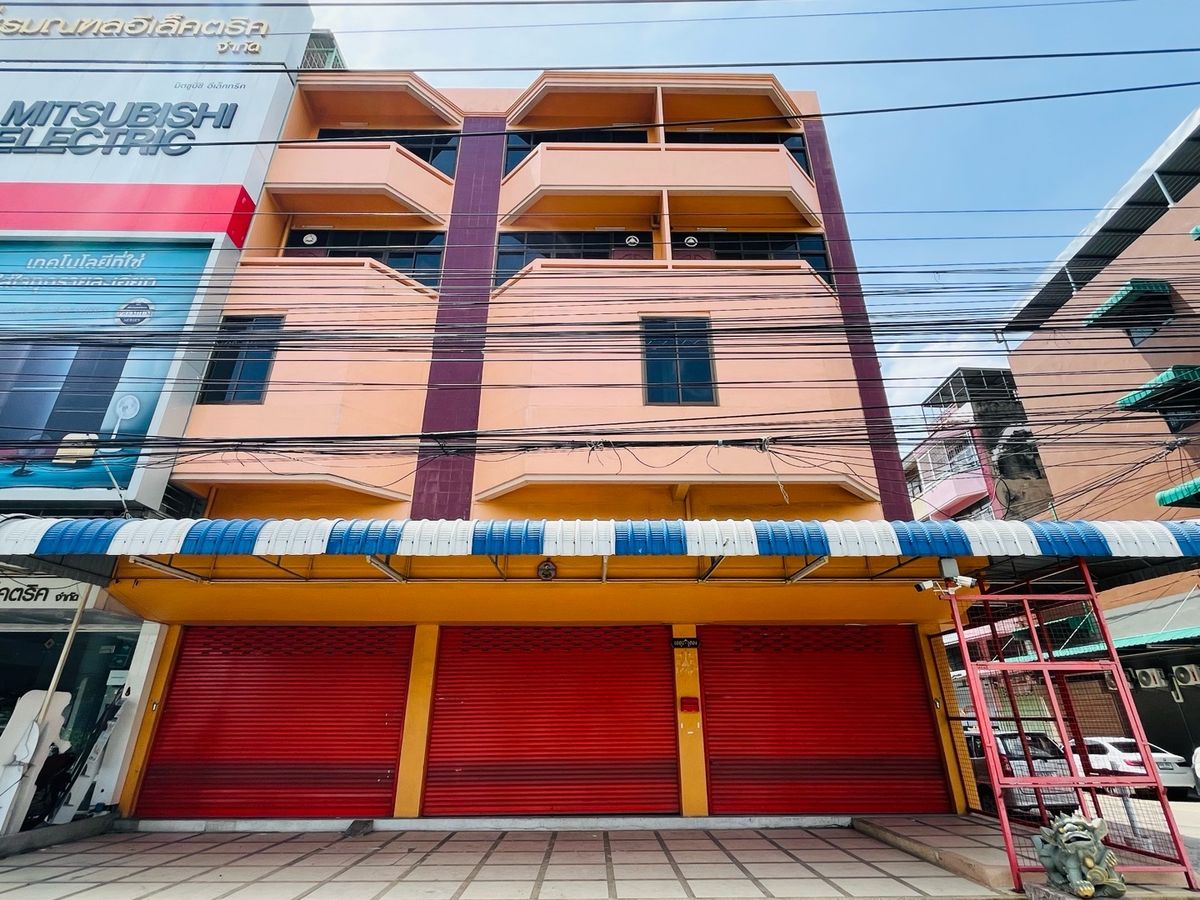 For RentShop HouseBang kae, Phetkasem : Rent a commercial building next to the main road 3+1 inbound room, Pak Soi Petchkasem 116/5, there is a parking lot. There are 1 room next to the alley, a total of 1,100 square meters.