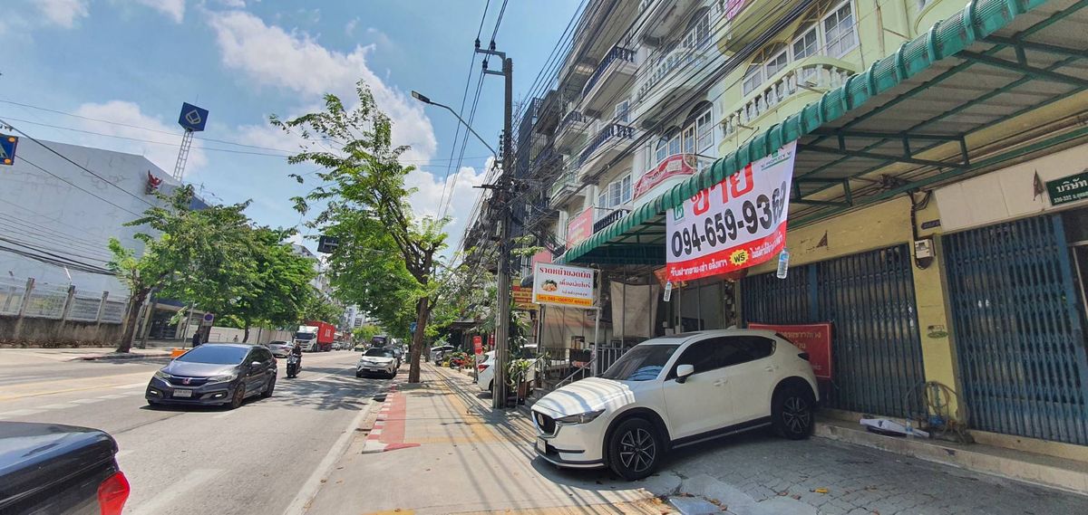 For SaleShop HouseOnnut, Udomsuk : Commercial building for sale-2 booths on Soi Udom Suk, Sukhumvit 103, Bang Na, good location near Bangkok Bank