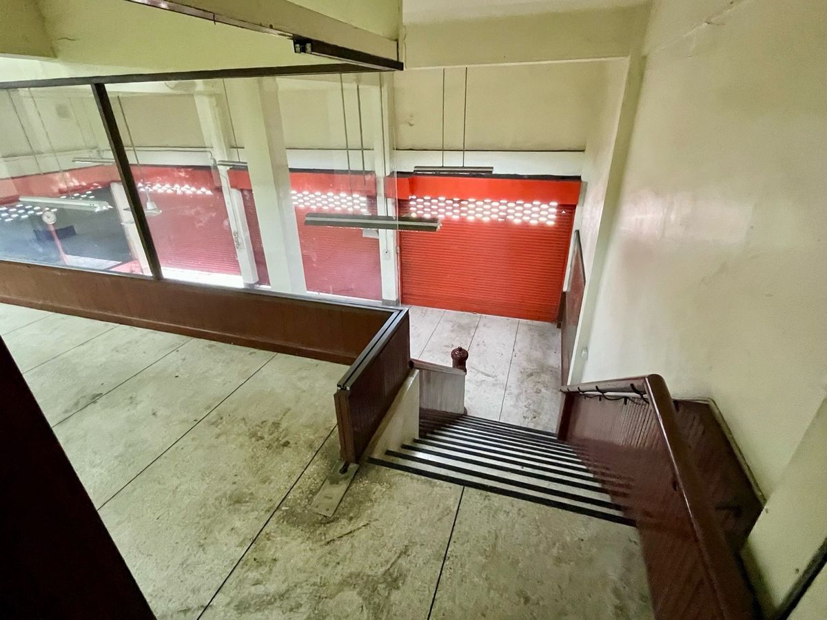 For RentShop HouseBang kae, Phetkasem : Rent a commercial building next to the main road 3+1 inbound room, Pak Soi Petchkasem 116/5, there is a parking lot. There are 1 room next to the alley, a total of 1,100 square meters.