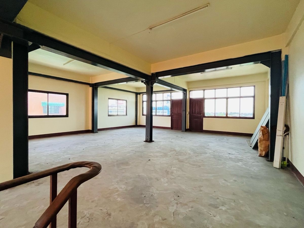 For RentShop HouseBang kae, Phetkasem : Rent a commercial building next to the main road 3+1 inbound room, Pak Soi Petchkasem 116/5, there is a parking lot. There are 1 room next to the alley, a total of 1,100 square meters.