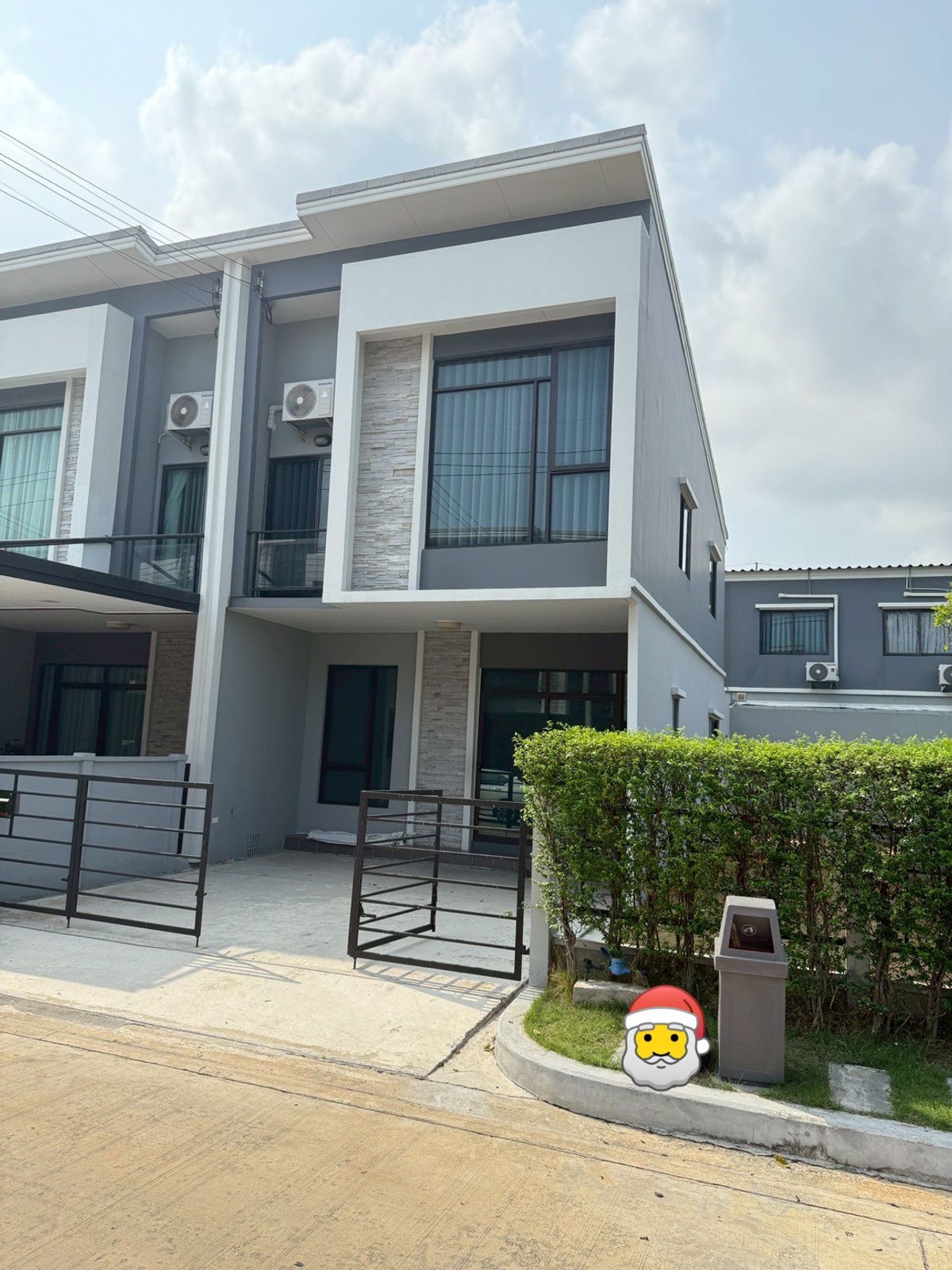 ให้เช่าทาวน์โฮมปทุมธานี รังสิต ธรรมศาสตร์ : 🏡ปล่อยเช่าทาวน์โฮม  2 ชั้น บ้านหัวมุม ทำเลสวยๆ  ต่อเติมเพิ่มพื้นที่ใช้สอยให้พร้อมใช้งาน มีสนามหญ้าส่วนตัวไว้นั่งเล่นไม่ติดใคร  สามารถปลูกต้นไม้หรือทำมุมไว้นั่งเล่นได้  #แปลนนี้พื้นที่กว้างสุดในโครงการ