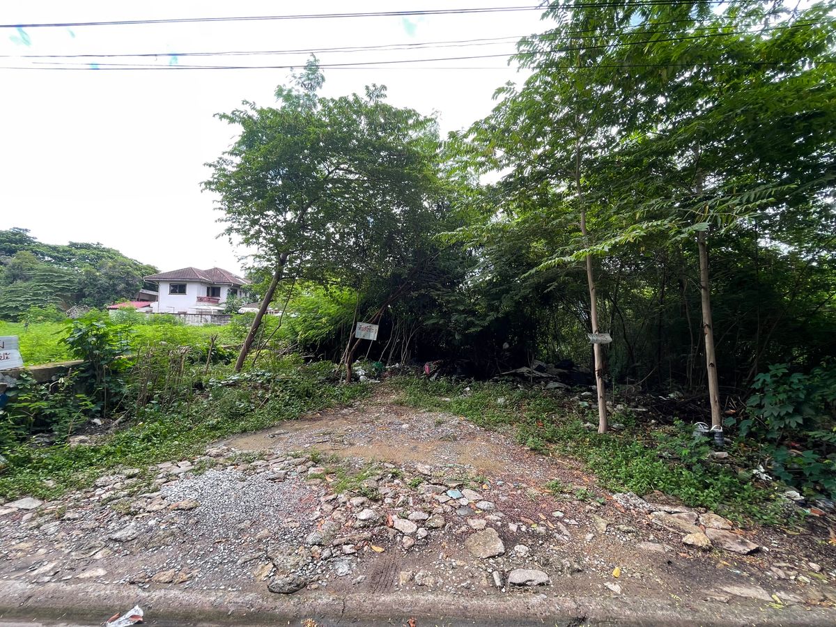 For SaleLandOnnut, Udomsuk : 📢 Land for Sale – Prime Plot in Sukhumvit 101! Great location with easy access, just a short walk to BTS Punnawithi station. Ideal for building a private residence or developing into an investment property.