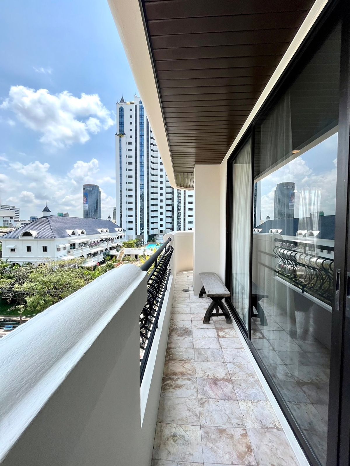 คอนโดสุขุมวิท อโศก ทองหล่อ : คอนโดกลางเมือง Unit ใหญ่ 2unit/floor ลมโกรก เหมาะกับคนรักความสงบเงียบในซอยตันใจกลางสุขุมวิท ผู้อาศัยส่วนใหญ่เป็นครอบครัวต่างชาติ มีที่จอดส่วนตัว