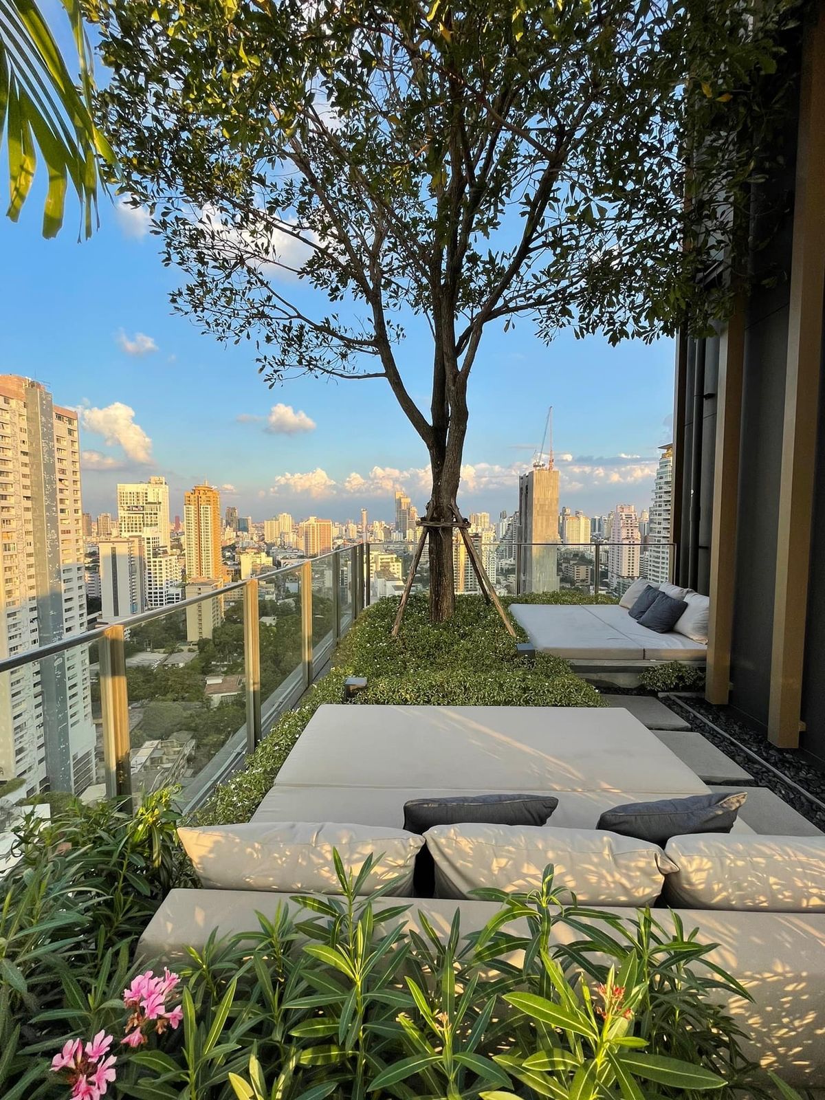 ให้เช่าคอนโดสุขุมวิท อโศก ทองหล่อ : Modern 1-Bedroom Condo for Rent | Noble Around 33