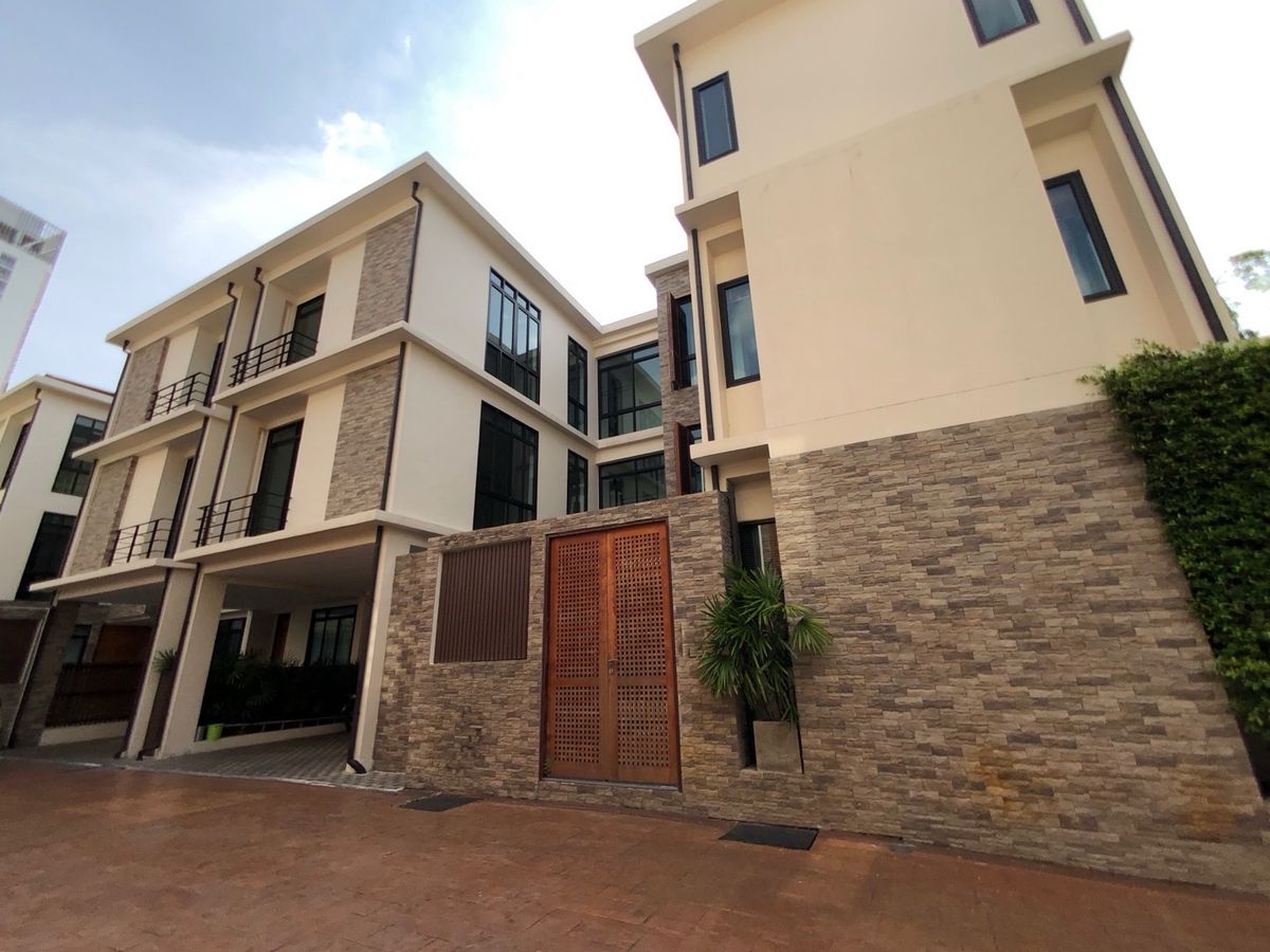 ให้เช่าสุขุมวิท อโศก ทองหล่อ : FOR RENT – Private Pool Villa in Sukhumvit 24 Phrom Phong Located in a secure compound.