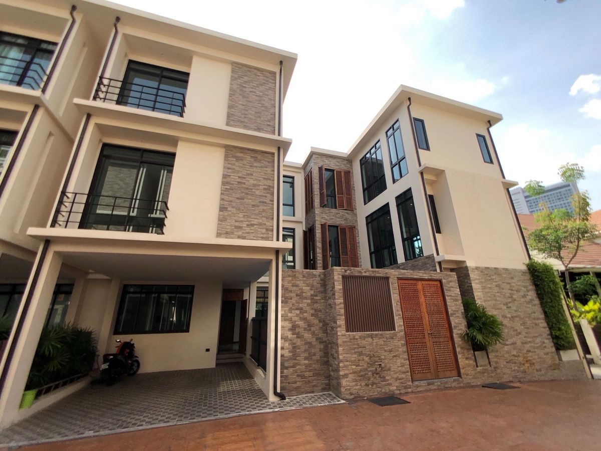 ให้เช่าสุขุมวิท อโศก ทองหล่อ : FOR RENT – Private Pool Villa in Sukhumvit 24 Phrom Phong Located in a secure compound.