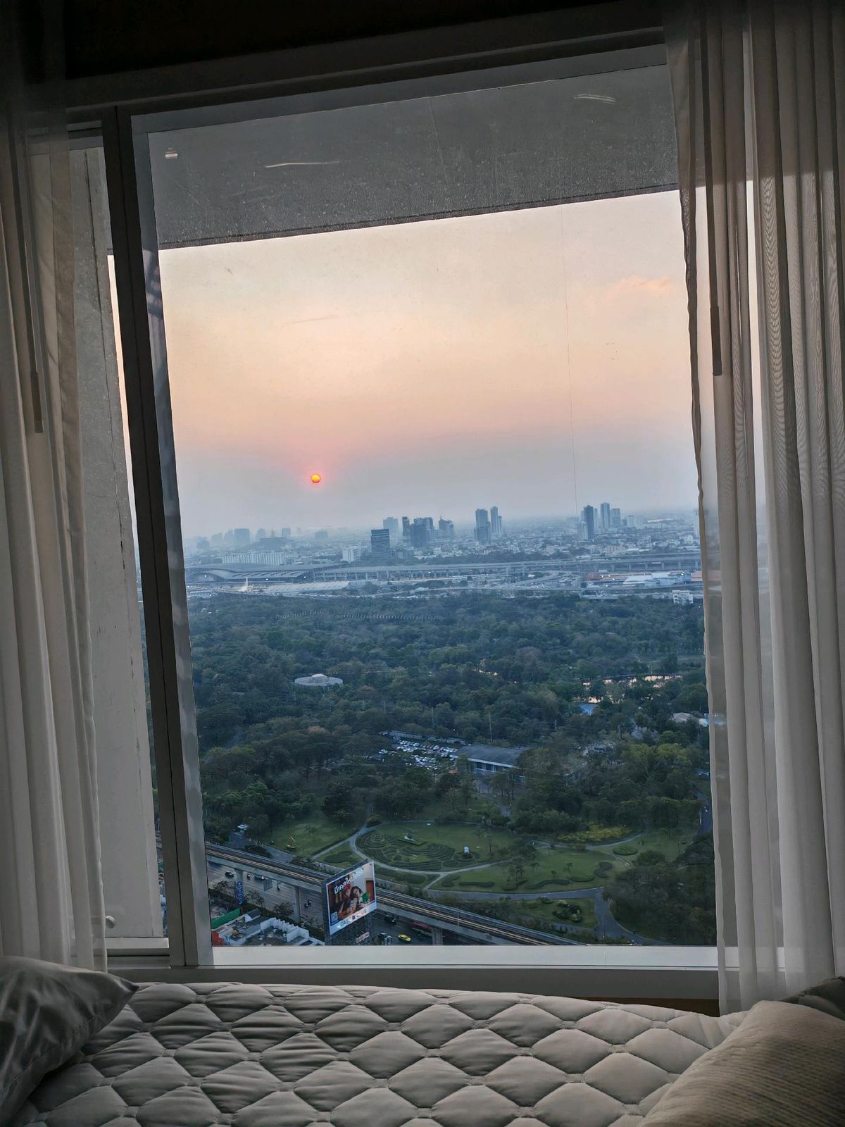 ให้เช่าคอนโดลาดพร้าว เซ็นทรัลลาดพร้าว : Beautiful 700 Acres Park View at JJ park(จัตุจักร​Park) MRT/BTS interchange. Condo for Rent