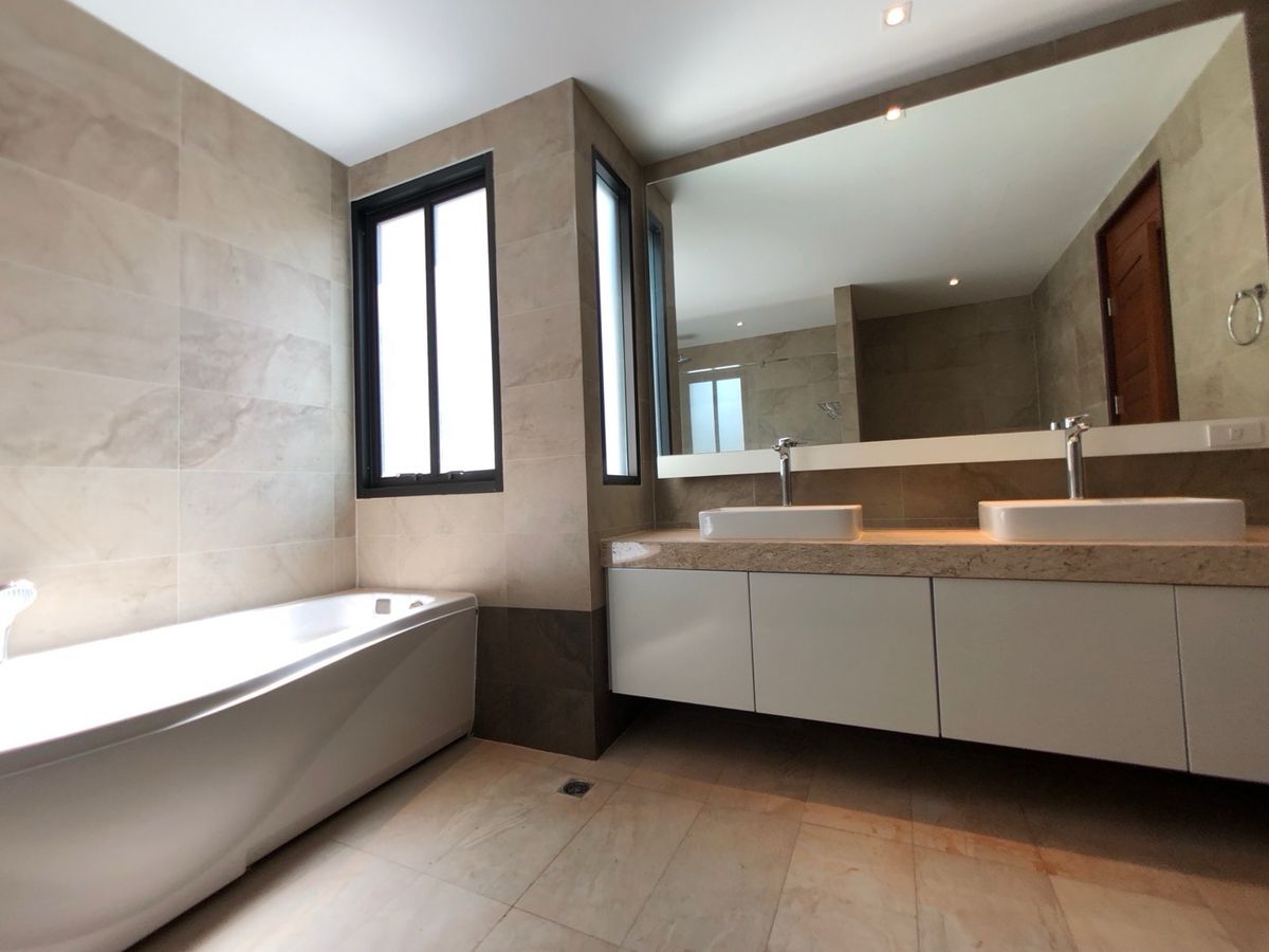 ให้เช่าสุขุมวิท อโศก ทองหล่อ : FOR RENT – Private Pool Villa in Sukhumvit 24 Phrom Phong Located in a secure compound.