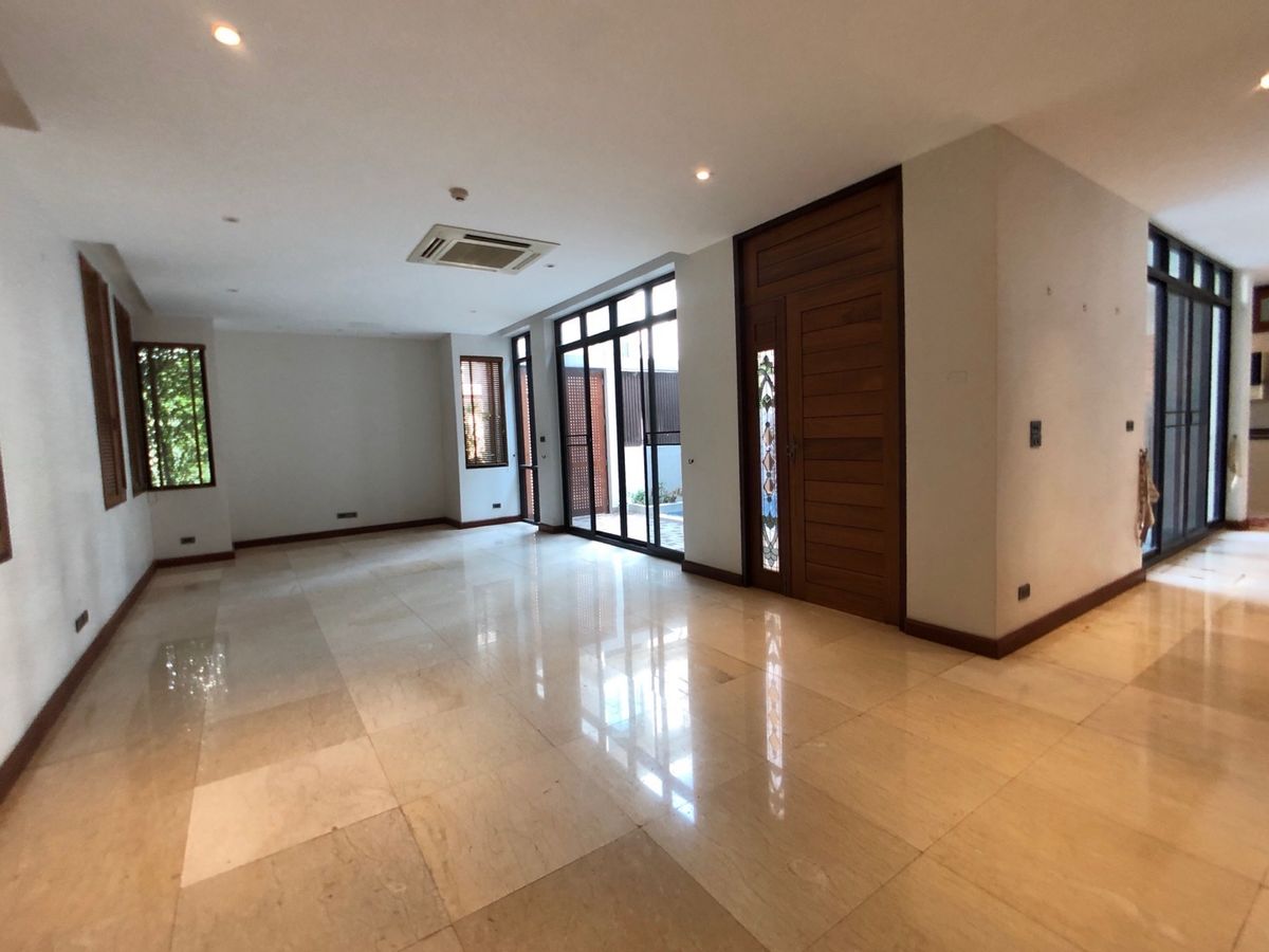 ให้เช่าสุขุมวิท อโศก ทองหล่อ : FOR RENT – Private Pool Villa in Sukhumvit 24 Phrom Phong Located in a secure compound.