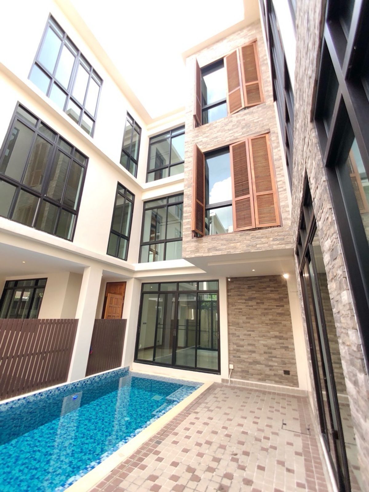 ให้เช่าสุขุมวิท อโศก ทองหล่อ : FOR RENT – Private Pool Villa in Sukhumvit 24 Phrom Phong Located in a secure compound.