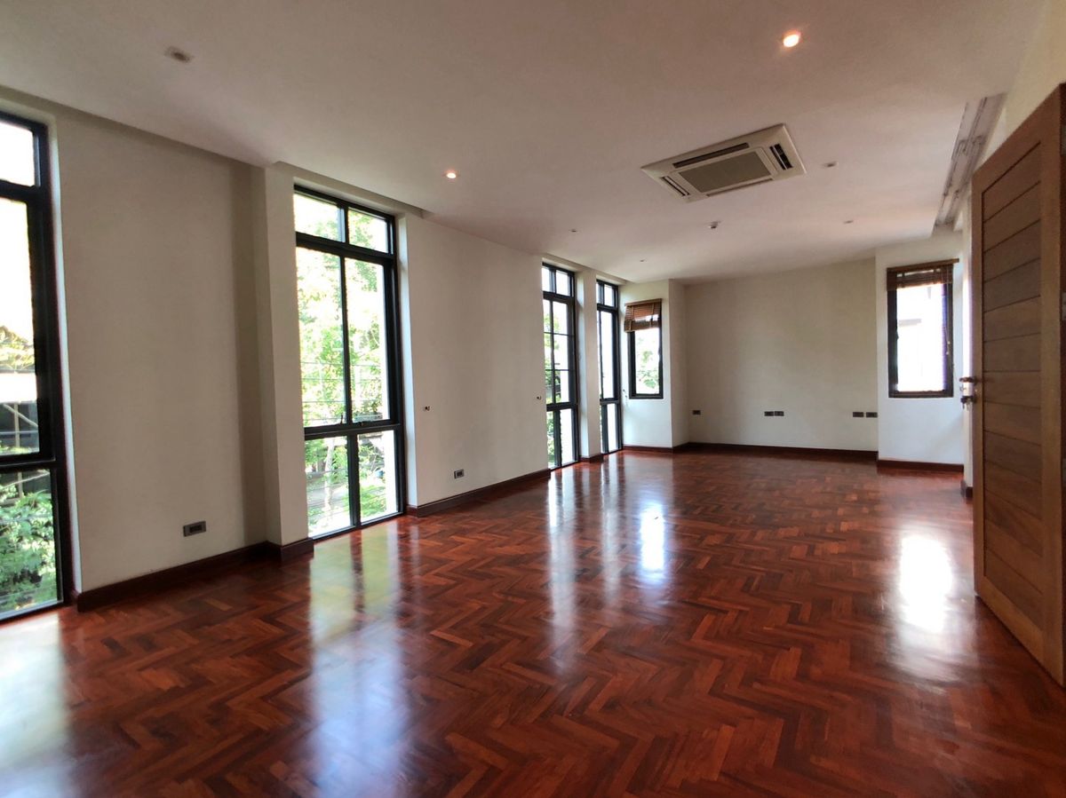ให้เช่าสุขุมวิท อโศก ทองหล่อ : FOR RENT – Private Pool Villa in Sukhumvit 24 Phrom Phong Located in a secure compound.