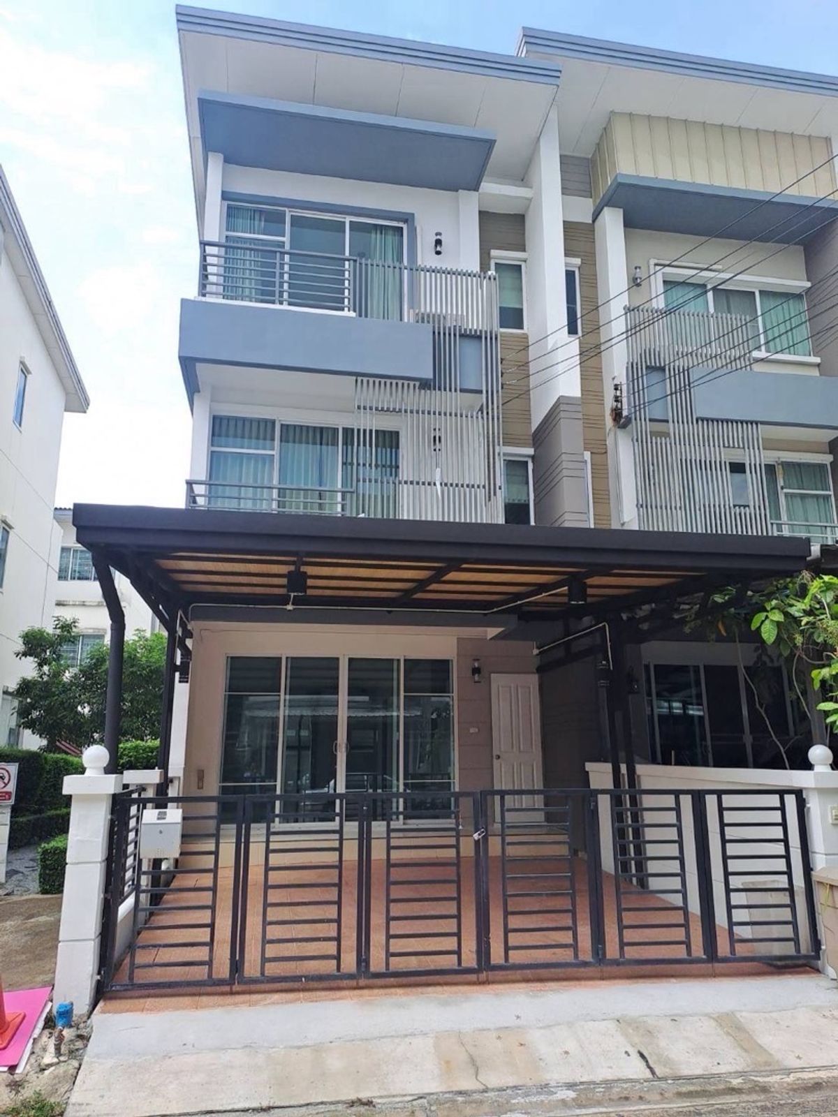 ขายทาวน์โฮมพัฒนาการ ศรีนครินทร์ : ✅ขายด่วน ทาวน์โฮม 3 ชั้น ทาวน์ อเวนิว พระราม 9 Town Avenue Rama 9 ซอยกรุงเทพกรีฑา 7