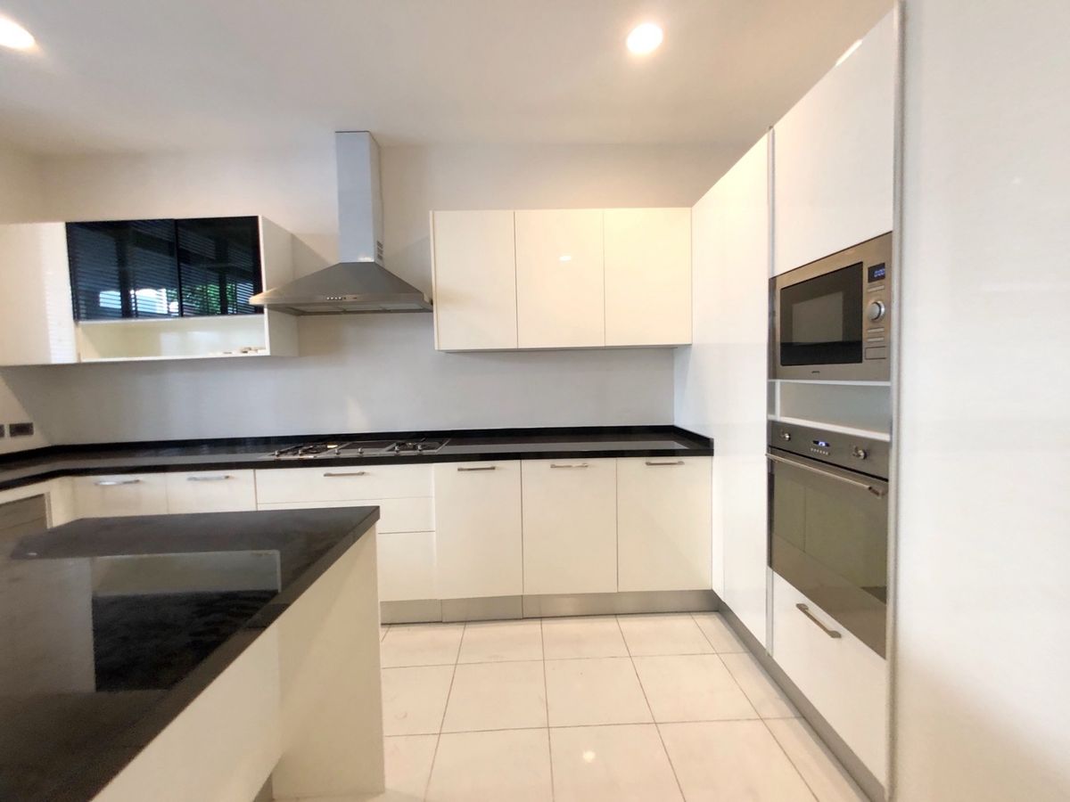 ให้เช่าสุขุมวิท อโศก ทองหล่อ : FOR RENT – Private Pool Villa in Sukhumvit 24 Phrom Phong Located in a secure compound.