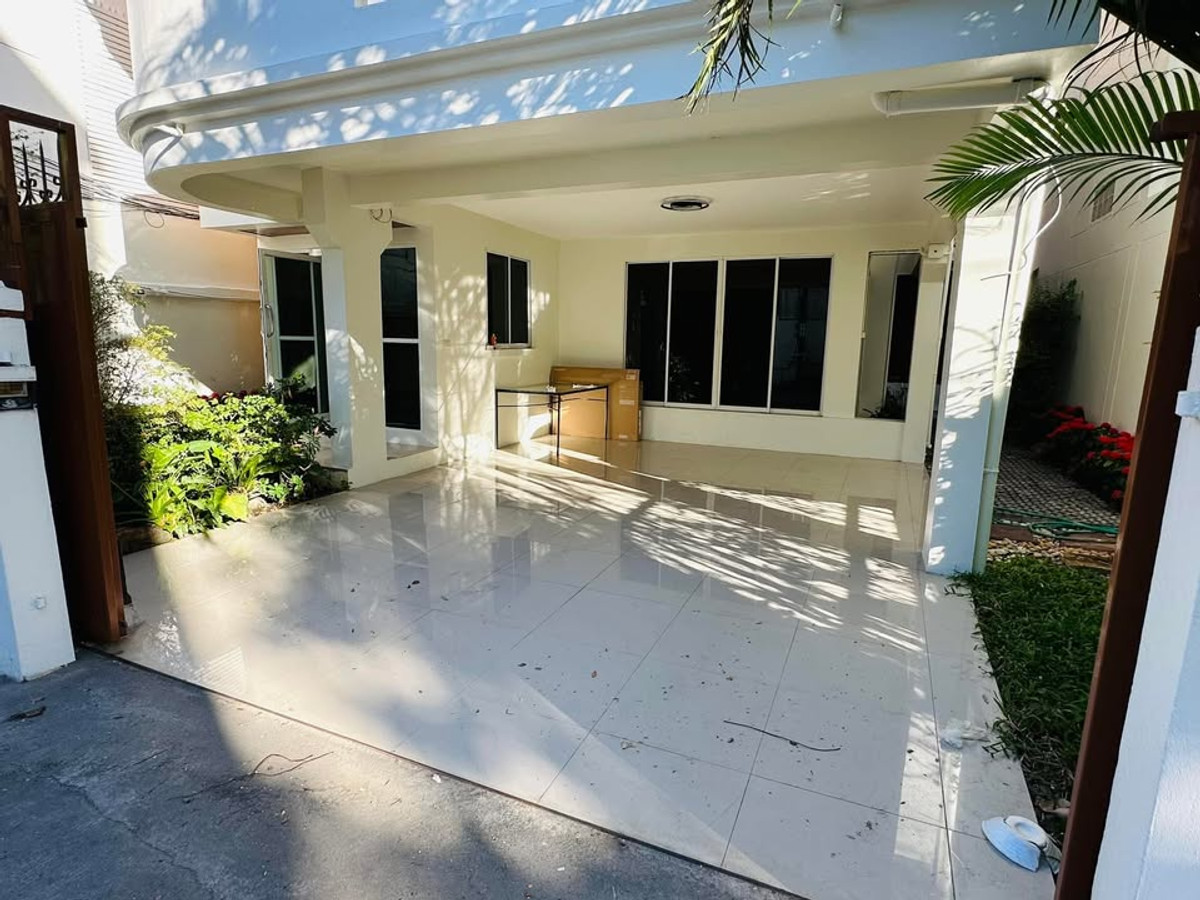 For RentTownhomeSukhumvit, Asoke, Thonglor : 🌟 For Rent: Luxury Townhome in the Heart of Sukhumvit 4 Bedrooms | Private Garden Area | Fully Furnished | Walkable to BTS Phrom Phong | Ready to Move In